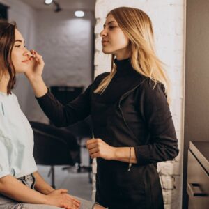 Shayla vous propose son service d'auto-maquillage pour vous embellir votre visage en harmonie