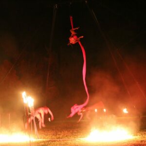 LES-FEMMES-GUERRIERS-ET-LE-DECOUVERTE-DU-FEU-spectacle-de-feu-et-de-tissu-aerien-compagnie-shayla-Belgique-spectacle-
